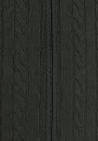 Khaki groene gebreide trui met gestructureerde kabelpatronen en een centrale rits. De stof is zacht, met een geribbelde afwerking en een subtiele glans.