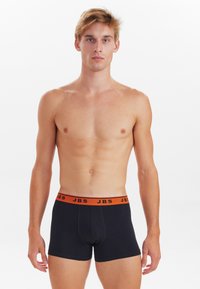 Zwarte boxershorts met een oranje "JBS" tailleband, gemaakt van zachte stof, met een aansluitende pasvorm en een klassiek ontwerp.