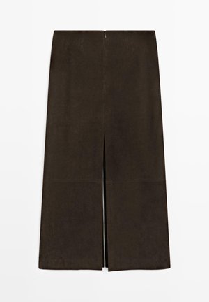 Dunkelbrauner, gerader Midirock mit einem Schlitz in der Mitte vorne und verdecktem Reißverschluss hinten, gefertigt aus wildlederähnlichem Stoff.