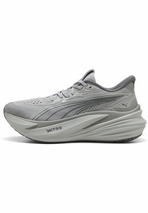 Chaussure de course Puma grise avec une semelle épaisse, une tige en mesh, une fermeture à lacets et le logo "NITRO" sur la semelle intermédiaire, vue de côté orientée vers la gauche.