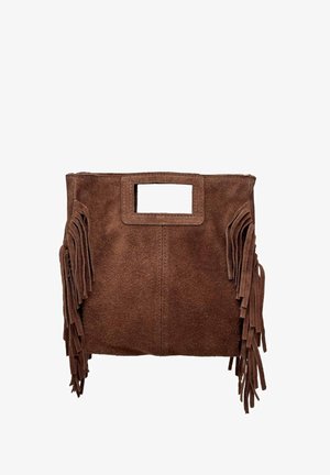 Borsa in suede marrone con manico quadrato ritagliato. Presenta lunghe frange ai lati e una finitura testurizzata che dona un aspetto morbido.