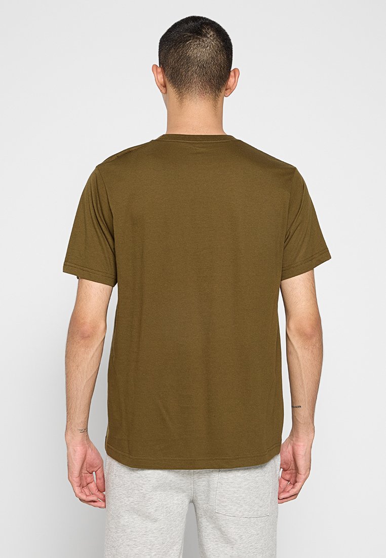 Camiseta de algodón verde oliva de manga corta y cuello redondo, con un corte recto y detalles de costura mínimos en el dobladillo.