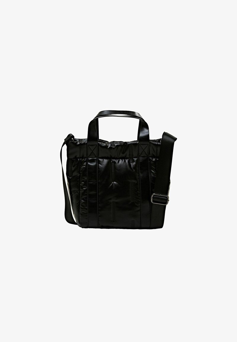 Sac cabas noir matelassé avec doubles poignées et bandoulière ajustable, avec des détails de couture verticale.