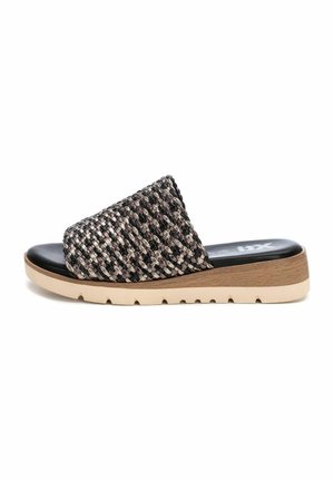Sandalia de tejido tipo slip-on con parte superior en negro y gris, plantilla negra lisa y suela exterior texturada en beige con estrías para mayor agarre.