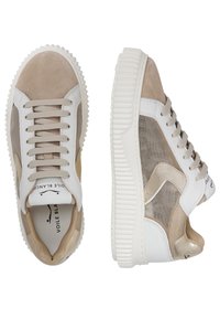 Sneakers con camoscio beige e dettagli in pelle bianca, dotati di pannelli laterali in rete, lacci piatti e suole in gomma bianca rigata.