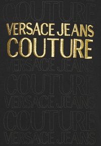 Černá tkanina s vyvýšenou zlatou výšivkou, na které je výrazně vyvedeno slovo "COUTURE", obklopené opakovaným textem "VERSACE JEANS" v tlumeném vzoru.