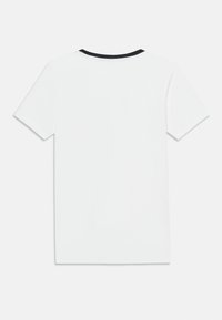 Hvit kortermet t-skjorte med svart kant rundt halsen og et ensfarget design, laget av myk stoff. Vist fra baksiden.