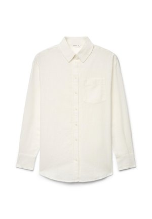 Camicia bianca a maniche lunghe con bottoni, colletto a punta e taschino singolo sul petto, distesa su uno sfondo bianco.