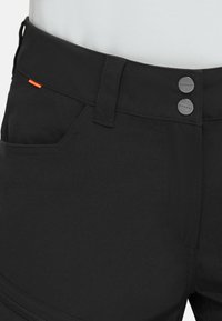 Svarta tygshorts med en slät yta, featuring två metallknappar, en framficka och en orange detalj vid midjan.