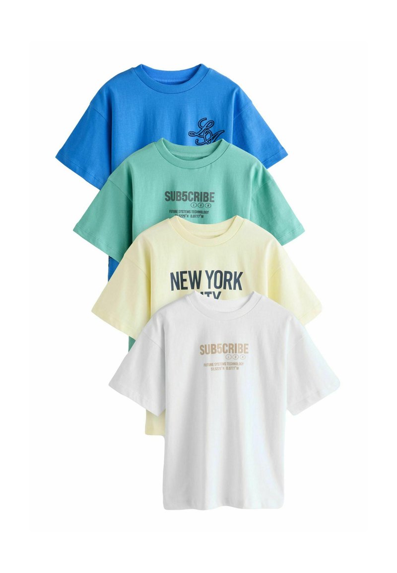 Vier kurzärmelige T-Shirts, die in einem Stapel angeordnet sind: blau, grün, gelb und weiß, mit verschiedenen bedruckten Texten in kontrastierenden Farben.