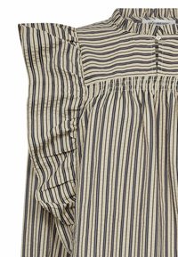 Blusa a righe in beige e blu navale, con maniche con volants, un collo alto e delicate arricciature sul corpino per dare texture.