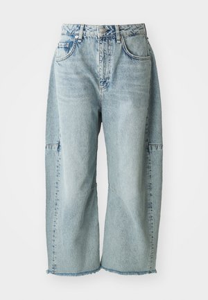 Los jeans de mezclilla azul claro presentan un diseño de pierna ancha, dobladillos deshilachados y acentos de patchwork. Están fabricados con un suave material de algodón texturizado.