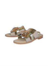 Płaskie sandały w jasnoszarym i metaliczno-złotym wzorze, z frędzlami, teksturowanymi materiałami oraz naturalną drewnianą podeszwą.