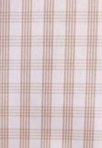 Tessuto in cotone con uno sfondo chiaro caratterizzato da un delicato motivo a quadri in beige e crema, che mette in risalto una texture liscia e tessuta.