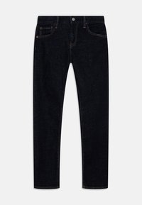 Temno modri jeans s slim fit krojem, z oranžnim šivanjem, petimi žepi in kovinskim gumbom za zapiranje. Gladka tekstura, brez vzorcev.