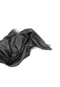 Sciarpa nera realizzata in tessuto leggero e luccicante con bordi sfrangiati, caratterizzata da una consistenza morbida e un design fluido e drappeggiato.