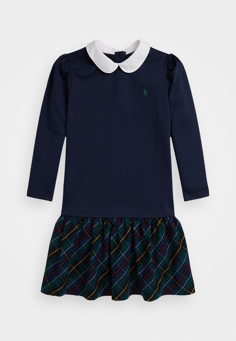 Vestido de manga longa azul-marinho com collar branco, apresentando uma saia plissada em padrão xadrez nas tonalidades verde, azul e vermelho, com um logótipo bordado.