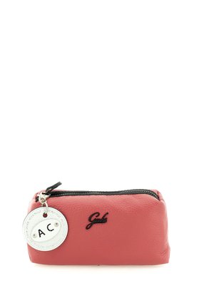 Piccola pochette rettangolare rosa in pelle con cerniera nera e targhetta bianca rotonda con le lettere A e C.
