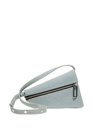 Sac bandoulière triangulaire bleu clair avec fermeture éclair noire et une sangle ajustable avec des boutons-pression argentés.