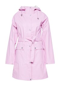 Rosa wasserdichter Regenmantel mit Kapuze mit Zugband, Druckknöpfen, Fronttaschen und einem Gürtel für eine verstellbare Passform. Glatte Textur.