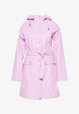 Rosa wasserdichter Regenmantel mit Kapuze mit Zugband, Druckknöpfen, Fronttaschen und einem Gürtel für eine verstellbare Passform. Glatte Textur.