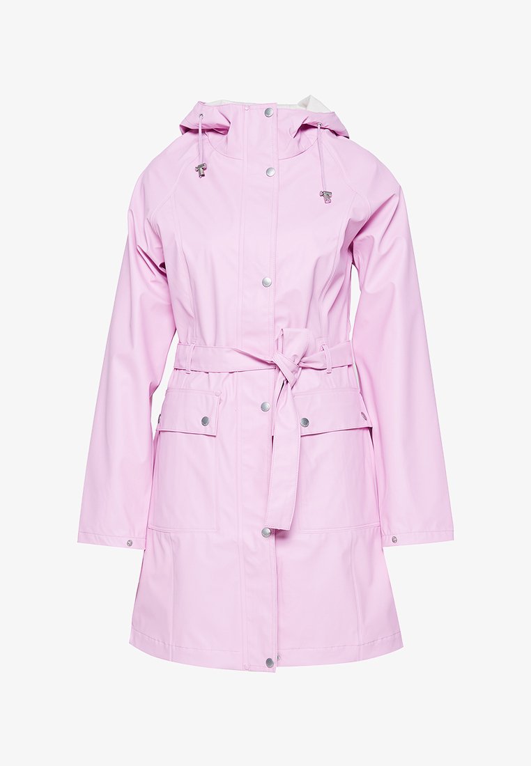 Rosa wasserdichter Regenmantel mit Kapuze mit Zugband, Druckknöpfen, Fronttaschen und einem Gürtel für eine verstellbare Passform. Glatte Textur.