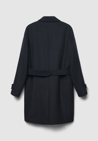 Cappotto di lana blu navy scuro con maniche lunghe, una cintura in vita e spacco sul retro, mostrato da dietro su uno sfondo semplice.