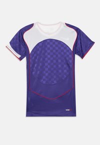 Violeta sporta t-krekls ar acs piedurknēm, četrkantainā rakstā uz ķermeņa, sarkaniem akcentiem un noapaļotu apakšu. Total90 zīmols apakšā.