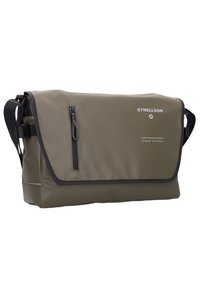Borsa messenger verde oliva con finitura testurizzata, dotata di una tasca frontale con zip, cintura regolabile e dettagli neri a contrasto. Design minimalista.
