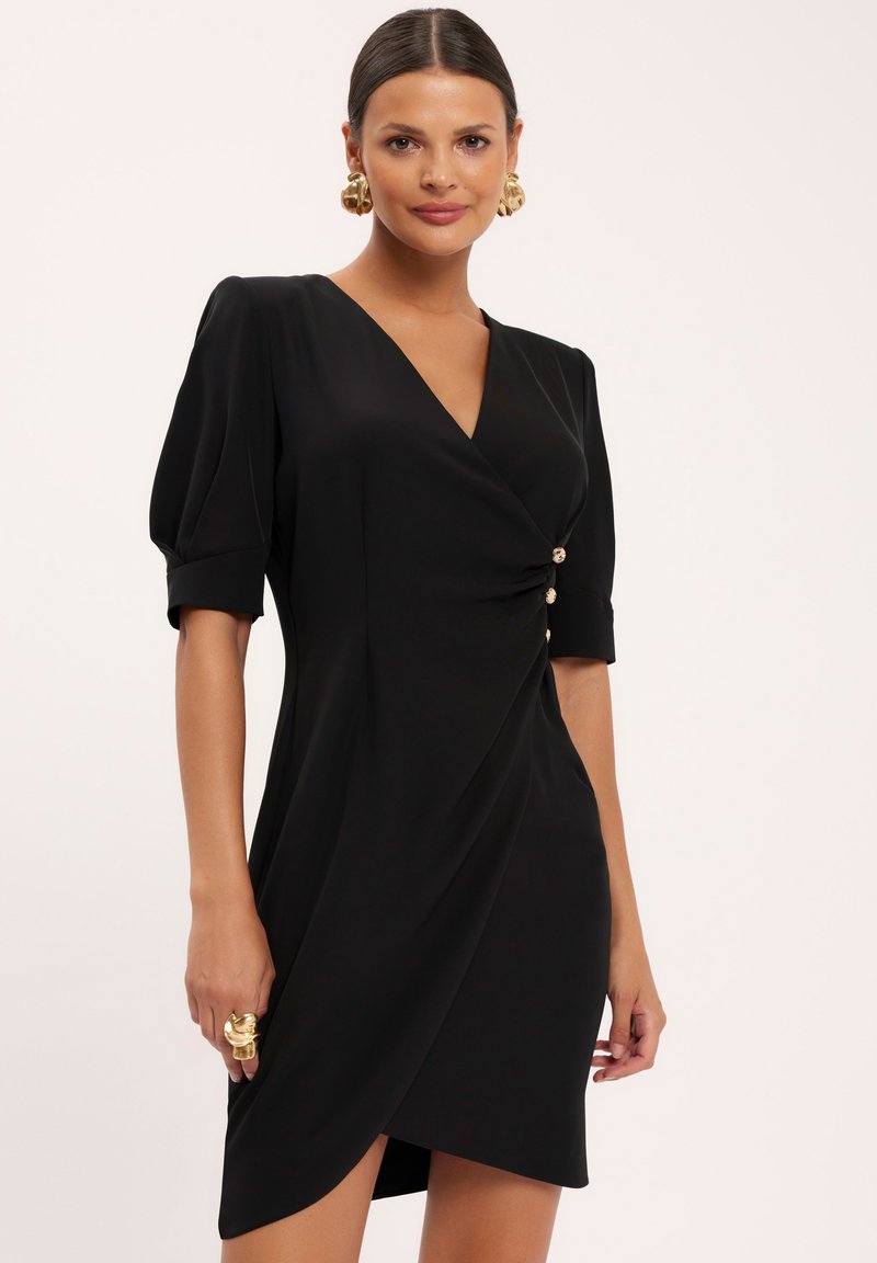 Czarna sukienka o kroju kopertowym z krótkimi bufkami i głębokim dekoltem w kształcie litery V, z bocznym marszczeniem i dwoma ozdobnymi złotymi guzikami. Gładka faktura materiału.