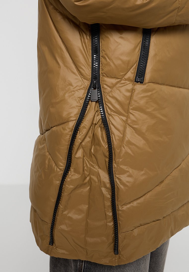 Braune gepolsterte Jacke mit glänzender Oberfläche, schwarzen Reißverschlüssen, schrägen Nähten und seitlichen Reißverschlusstaschen. Weicher Stoff und leichtes Design.