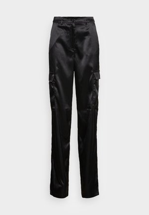 Černé cargo kalhoty z hladkého, saténového materiálu. Mají boční kapsy, zapínání na knoflíky a rovný střih nohavic pro pohodlné nošení.