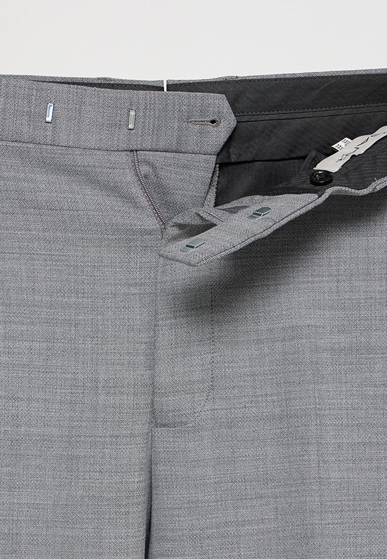 RELAXED FIT
