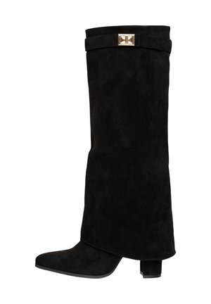Zwarte suède kniehoge laarzen met een vierkante neus, lage blokhak en een gouden accent op de band nabij de bovenkant. Gladde textuur overal.