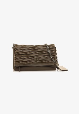 Olivegrünes, gestepptes Handtasche aus synthetischem Leder mit einem Reißverschlussfach, Kettenriemen und einem abnehmbaren Anhänger. Reliefierte Oberfläche mit Logodetail.