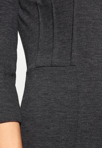 Tmavě šedé upevněné šaty s texturovanou tkání, krátkými rukávy a jemnými švy na bocích a v pase.