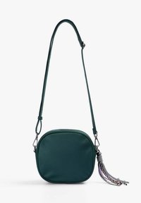 Bolso cruzado rectangular verde, hecho de un material suave, con una correa larga y un borlas decorativas en tonos morado y plateado.