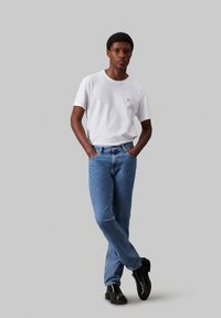 Calvin Klein Jeans AUTHENTIC STRAIGHT - Džinsi ar taisnām starām - denim light