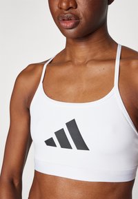 adidas Performance AEROREACT BIG GRAPHIC - Lengvai krūtinę prilaikanti sportinė liemenėlė - white