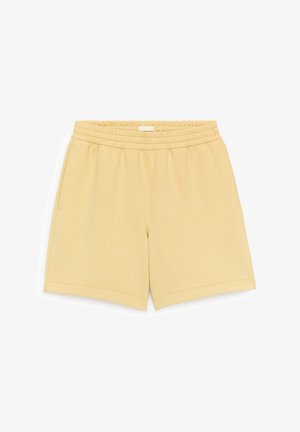 Beige casual korte broek met elastische tailleband, zijzakken en rechte zoom, plat gelegd op een witte achtergrond.