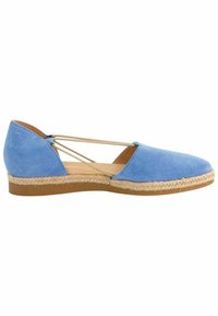 Chaussure plate en daim bleu avec semelle en jute tressée, bout fermé et brides élastiques beiges traversant l'ouverture latérale.