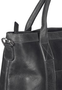 Zwarte leren tote bag met een gladde textuur, dubbele handvaten, metalen accenten en contrasterend stiksel. Heeft een gestructureerde vorm en een minimalistisch ontwerp.