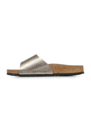 Sandal in metallo argento con fascia ampia, soletta in sughero e suola in gomma nera texturizzata. Logo del brand impresso sul lato.