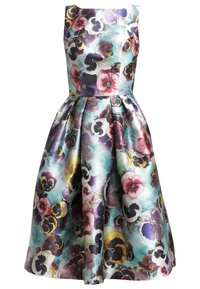 Vestido floral con un corsé estructurado, falda amplia y un estampado de pensamientos de colores sobre un fondo azul claro. Material de satén, diseño sin mangas.