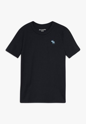 Zwart kinder T-shirt met korte mouwen en ronde hals, met klein lichtblauw elandlogo op de linkerborst, met Abercrombie Kids-label aan de binnenkant van de kraag.