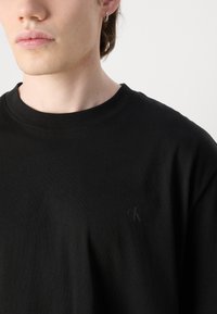 Calvin Klein Jeans COLORBLOCK TEE - Camiseta estampada - black