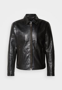 Μαύρο δερμάτινο μπουφάν με κολάρο, εμπρός φερμουάρ και δύο πλαινά φερμουάρ. Λείος υφάσματος, κλασική σιλουέτα και μίνιμαλ σχεδίαση.