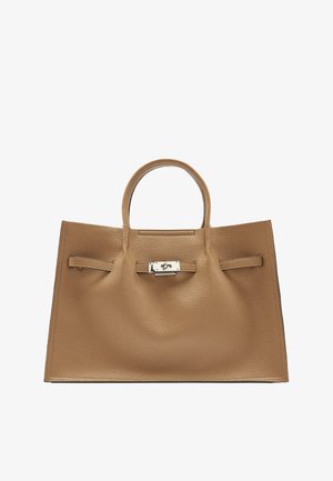 Brązowa skórzana torebka z podwójnymi uchwytami, srebrnym zatrzaskiem z przekręcanym zamkiem i prostokątnym, usztywnionym kształtem na białym tle.