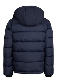 Jachetă puffer bleumarin cu glugă, cu secțiuni orizontale quilted, mansete elastice și o textură netedă. Fără logo sau elemente metalice vizibile.