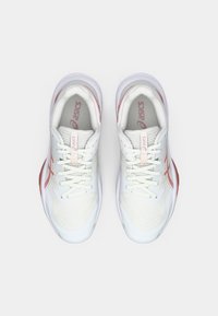 Λευκά αθλητικά παπούτσια με υφασμάτινο επάνω μέρος με υφή, ανοιχτογκρι λεπτομέρειες, κόκκινο λογότυπο και κορδόνια. Διαθέτουν μαλακή σόλα και κομψό σχεδιασμό.